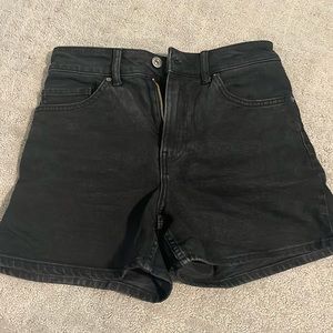 Cute black denim shorts!